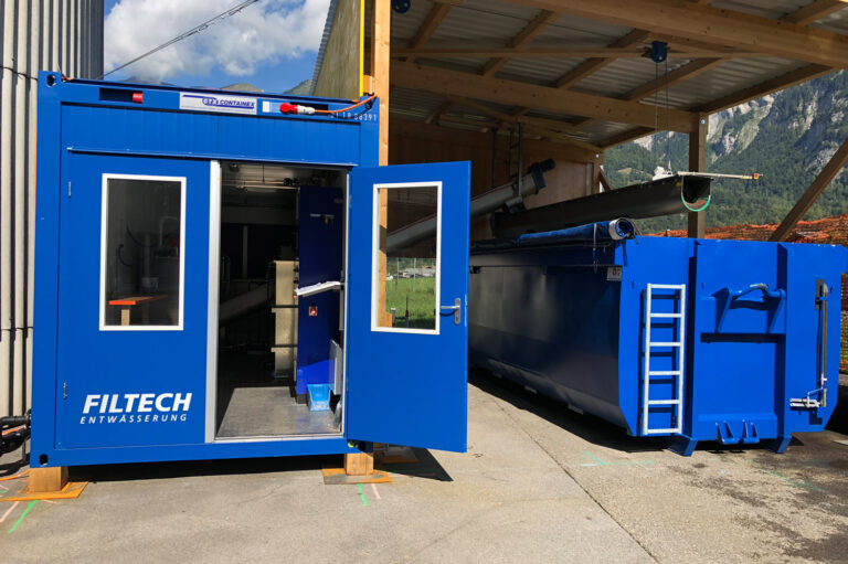 Containerstation aussen mit Muldenbeschickung