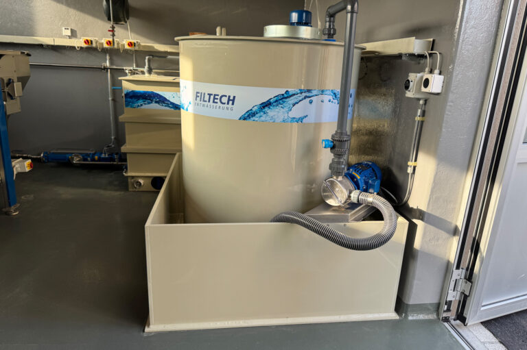 Vorlagebehälter mit Ansaugpumpe